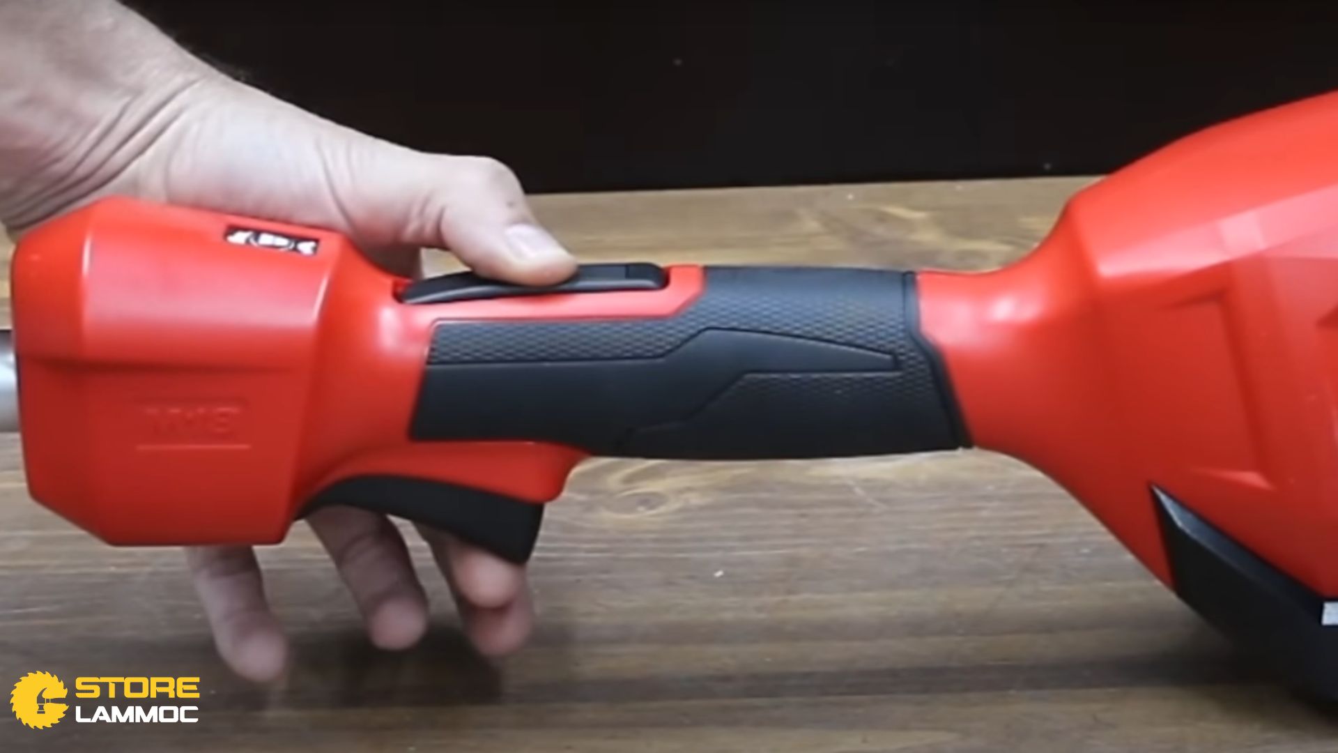 Máy cắt cỏ Milwaukee