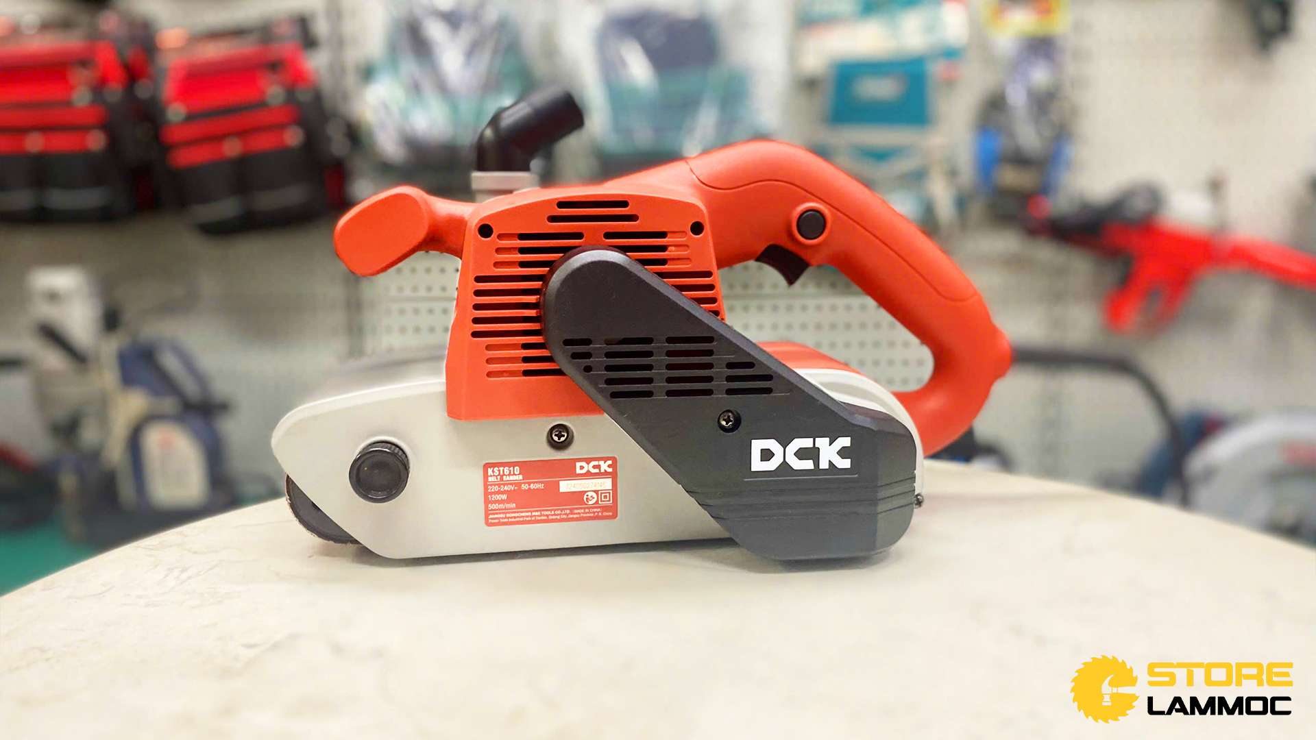Máy chà nhám băng 1200W DCK KST610