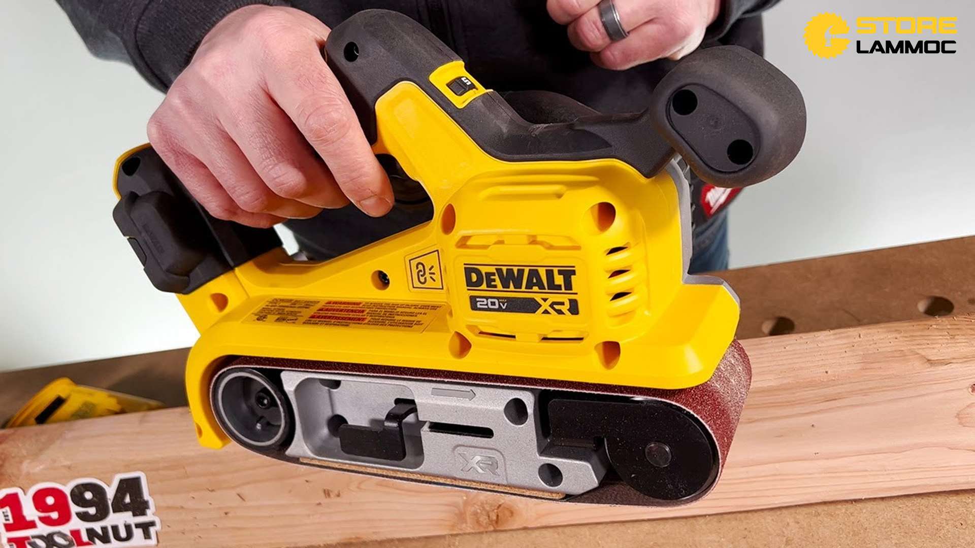 Máy chà nhám Dewalt