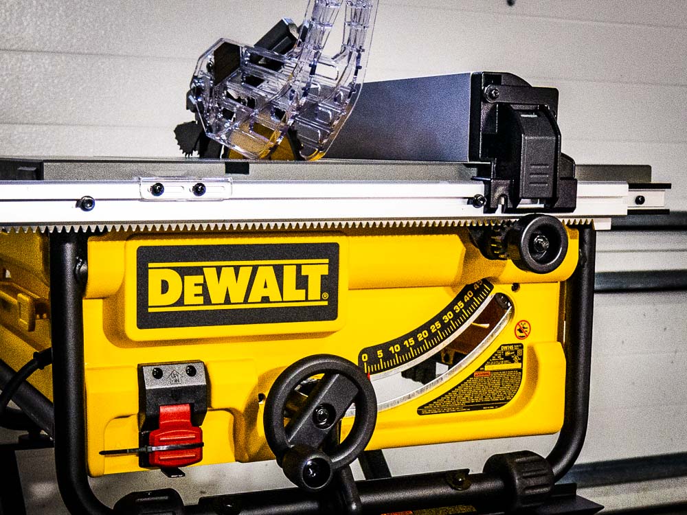 Đánh giá thiết kế máy cưa bàn Dewalt