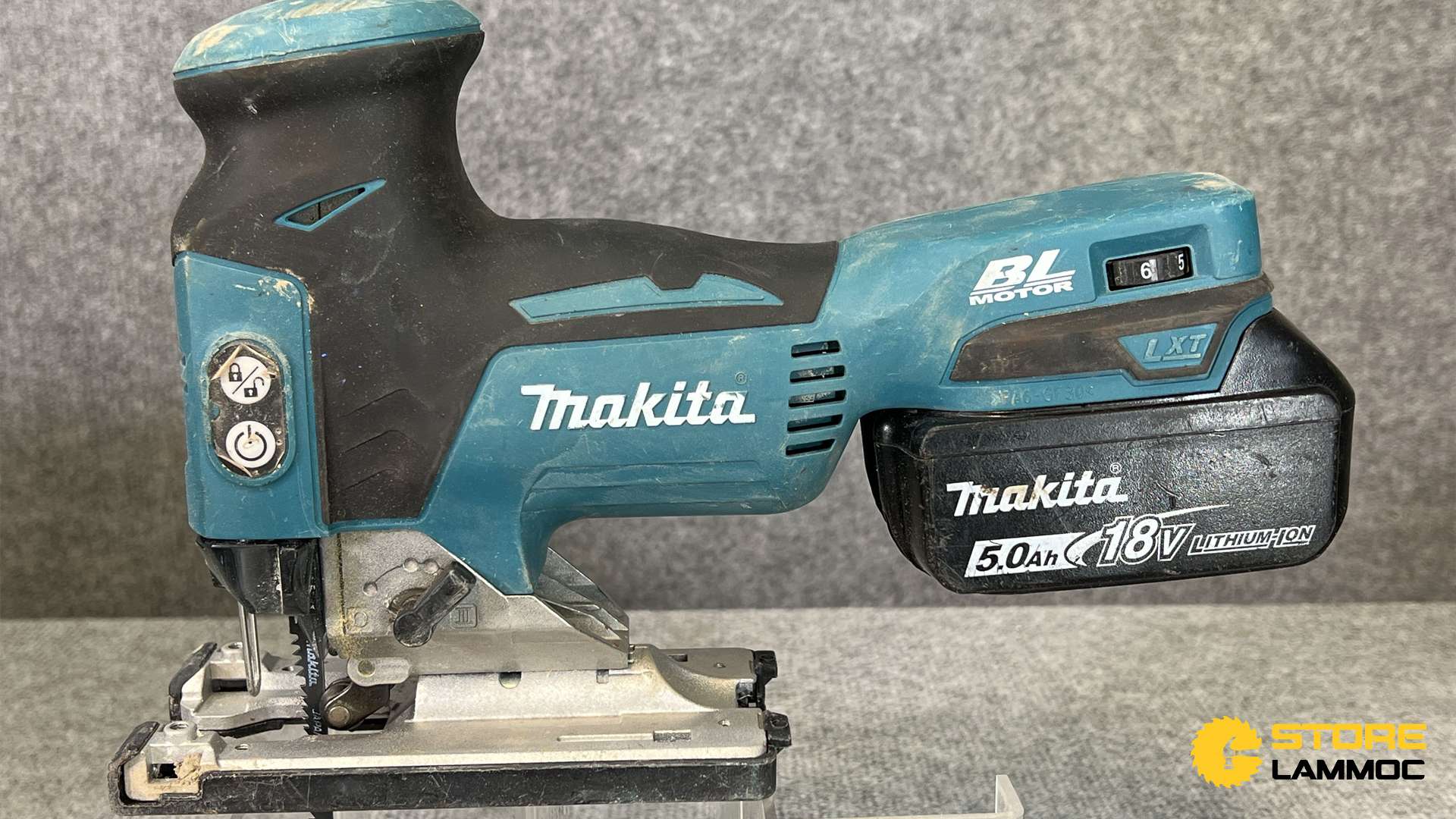 Máy cưa cầm tay Makita