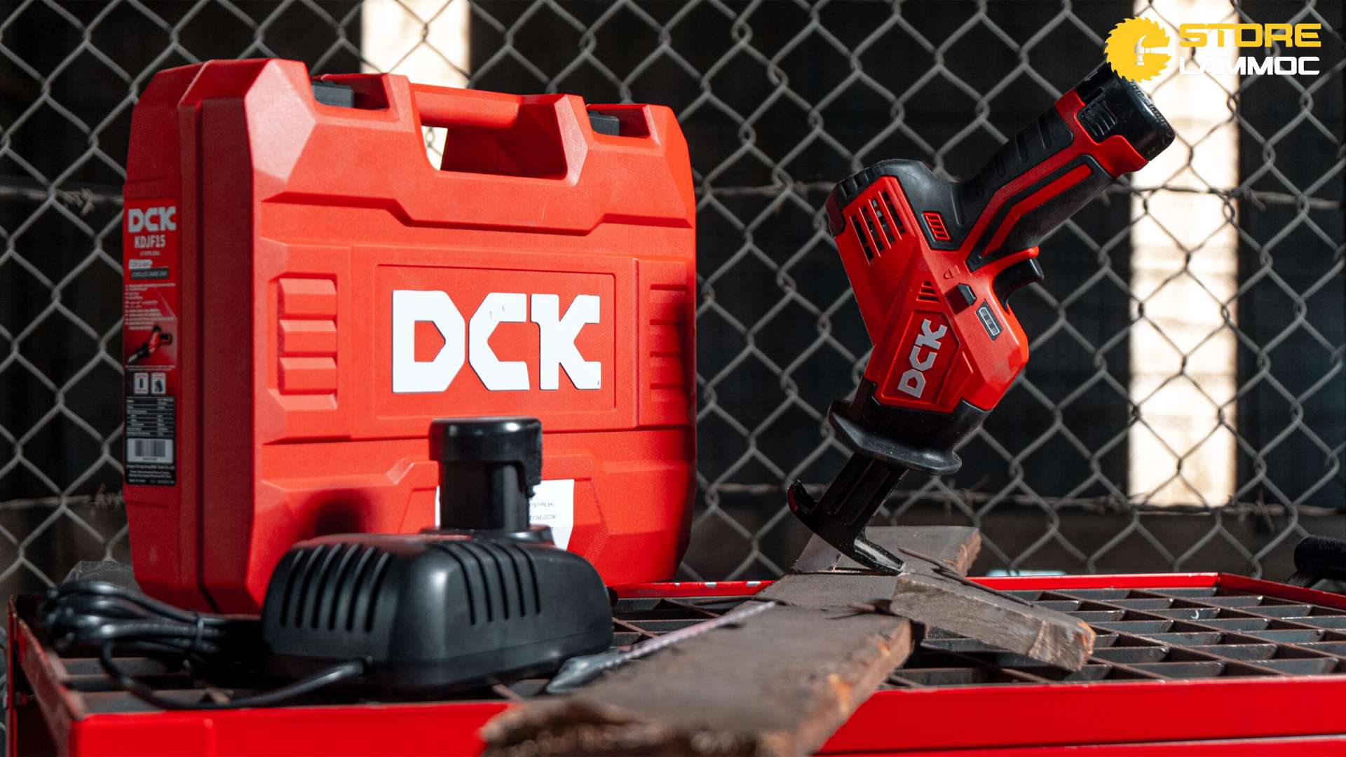 Máy cưa kiếm DCK