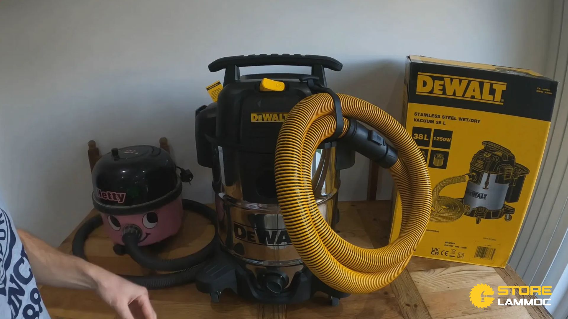 Máy hút bụi Dewalt với kích thước lớn