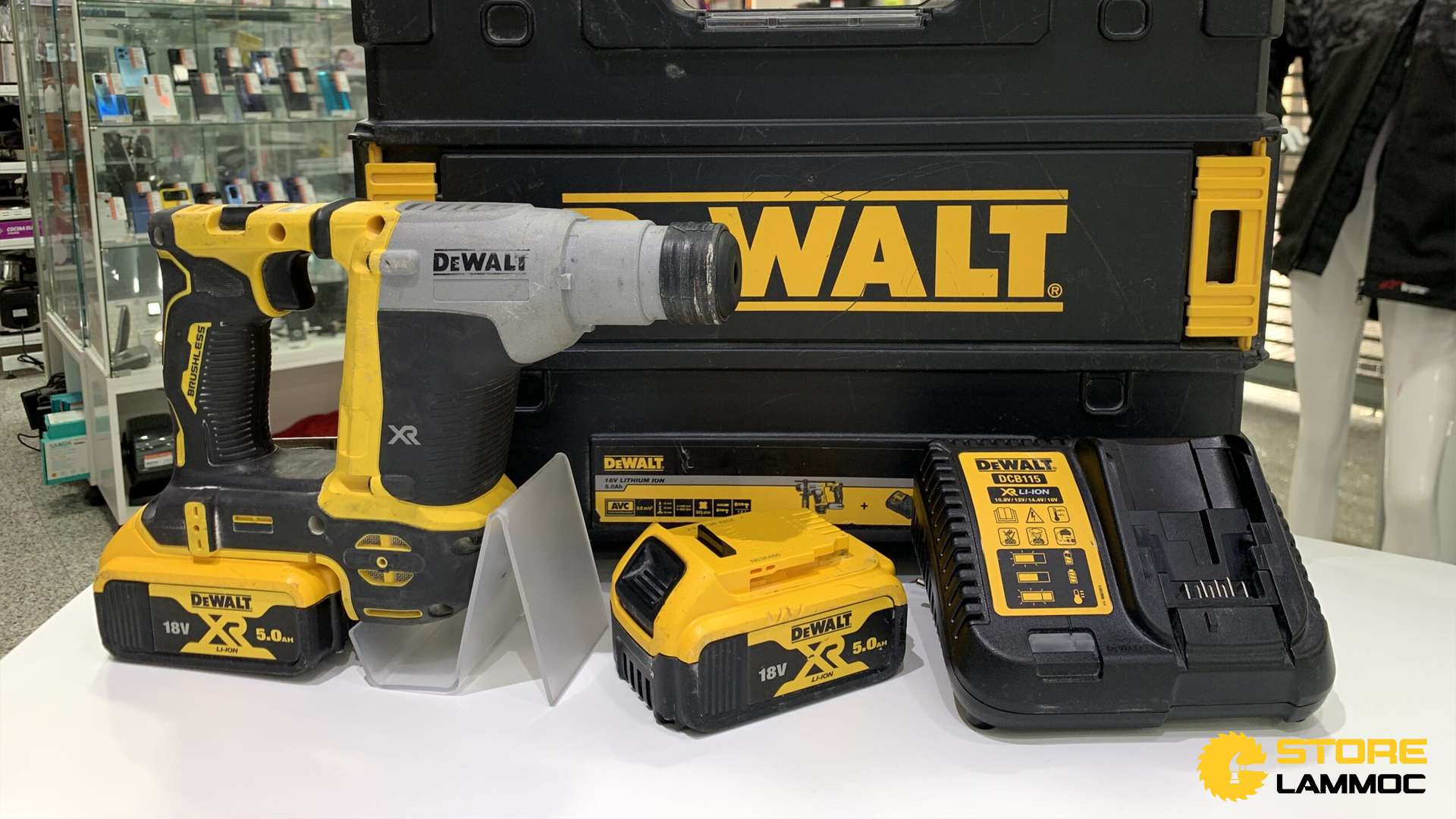 Máy khoan bê tông pin DeWALT DCH172
