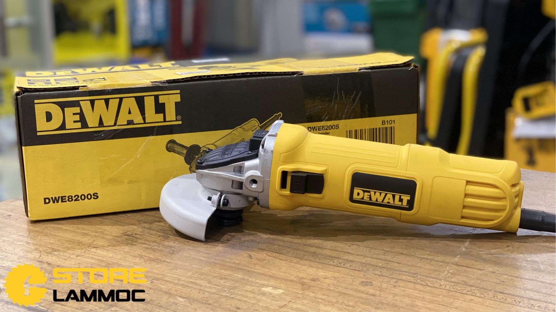 Máy mài cắt cầm tay 100mm Dewalt công tắc trượt DWE8200S