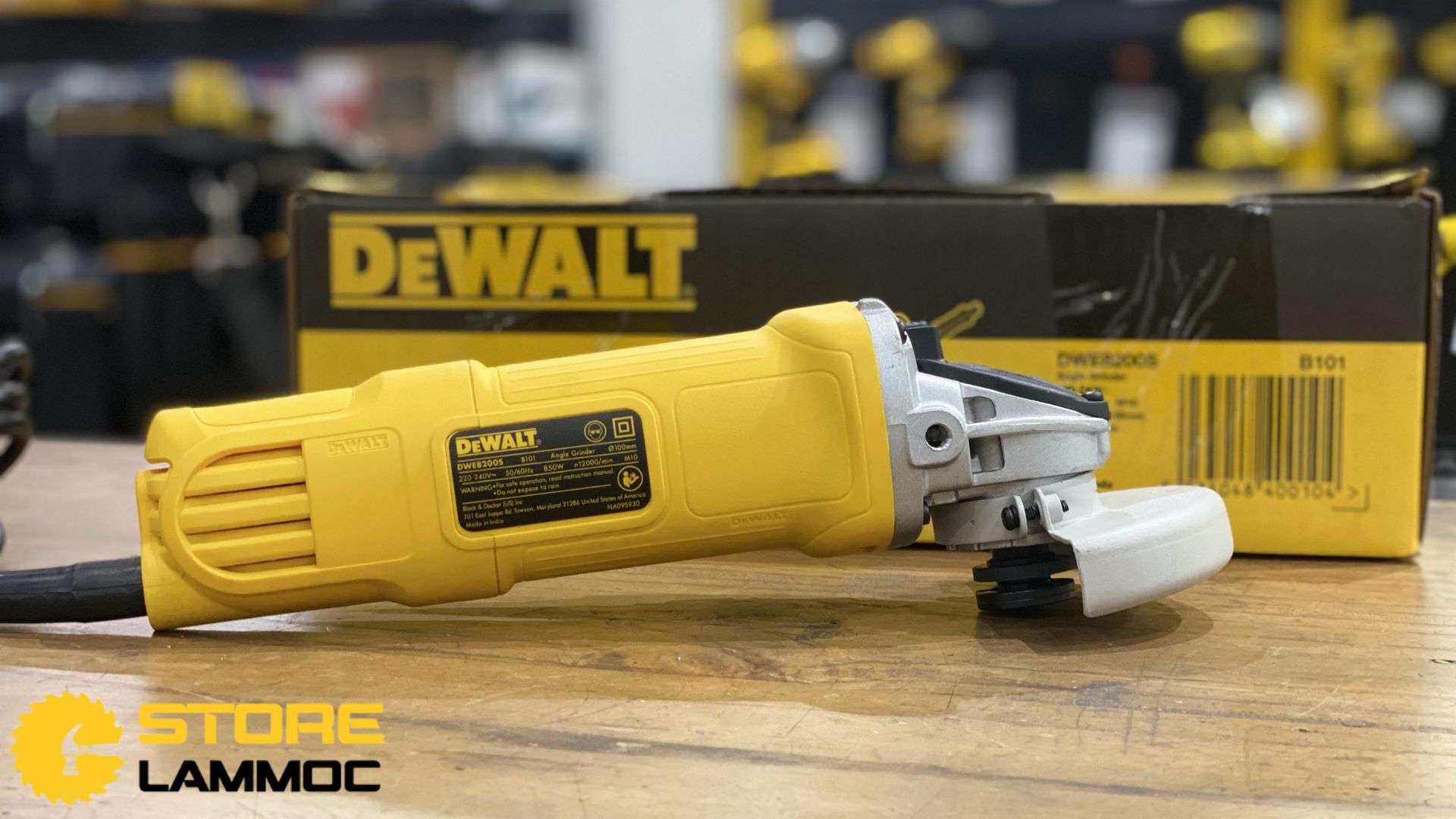 Máy mài cắt cầm tay 100mm Dewalt công tắc trượt DWE8200S
