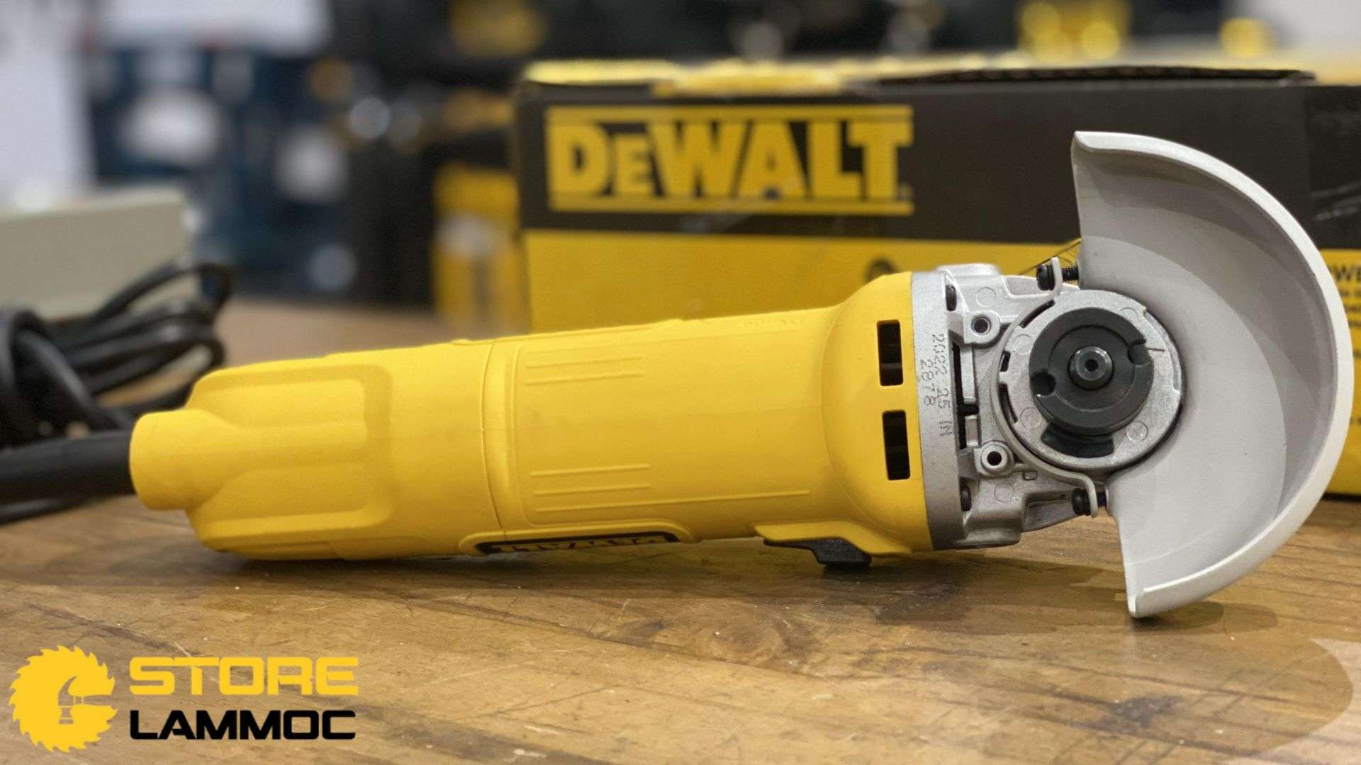 Máy mài cắt cầm tay 100mm Dewalt công tắc trượt DWE8200S