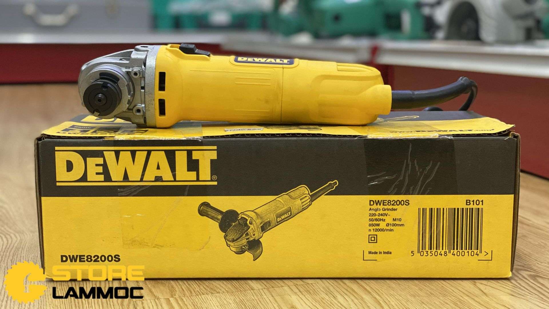 Máy mài cắt cầm tay 100mm Dewalt công tắc trượt DWE8200S