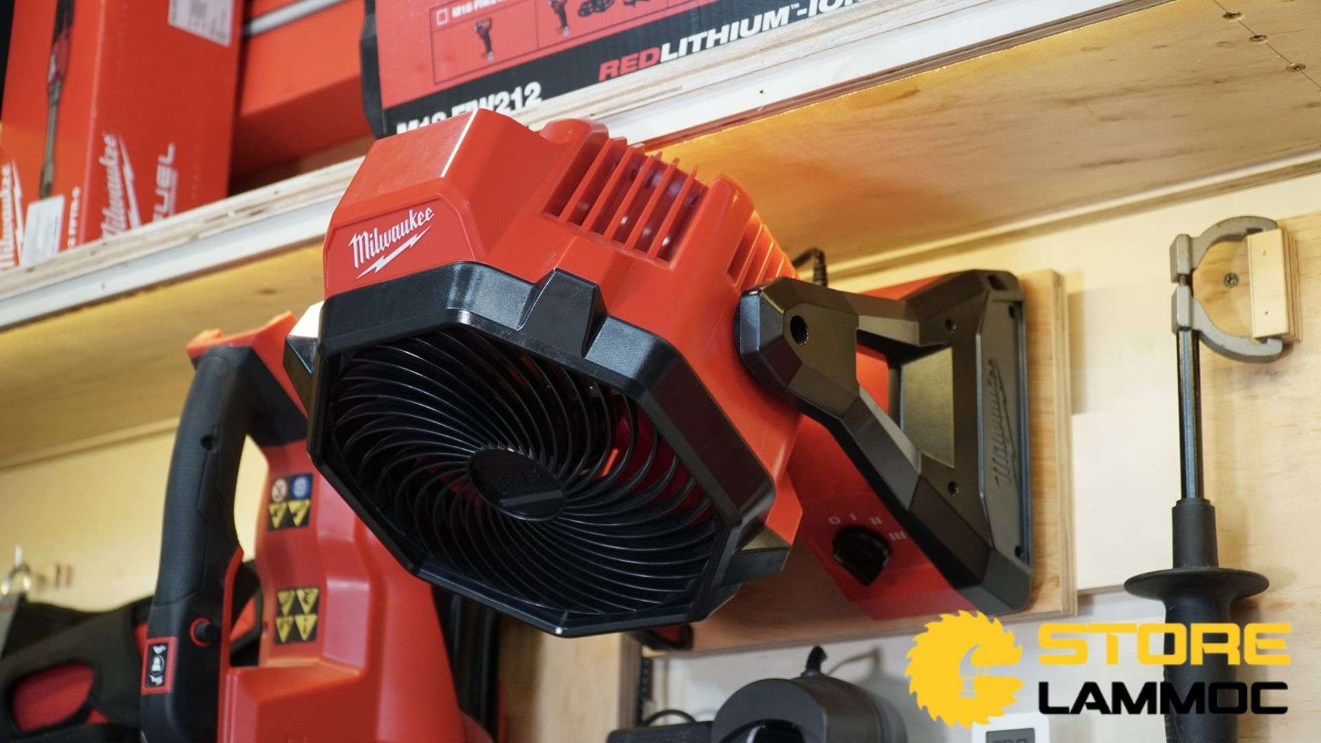 Máy quạt pin MILWAUKEE M18 AF-0 treo lên tường