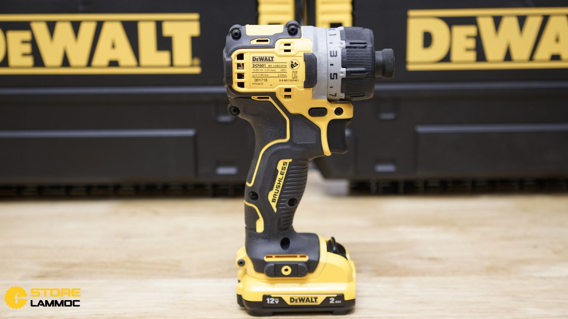 Máy vặn vít DCF601D2