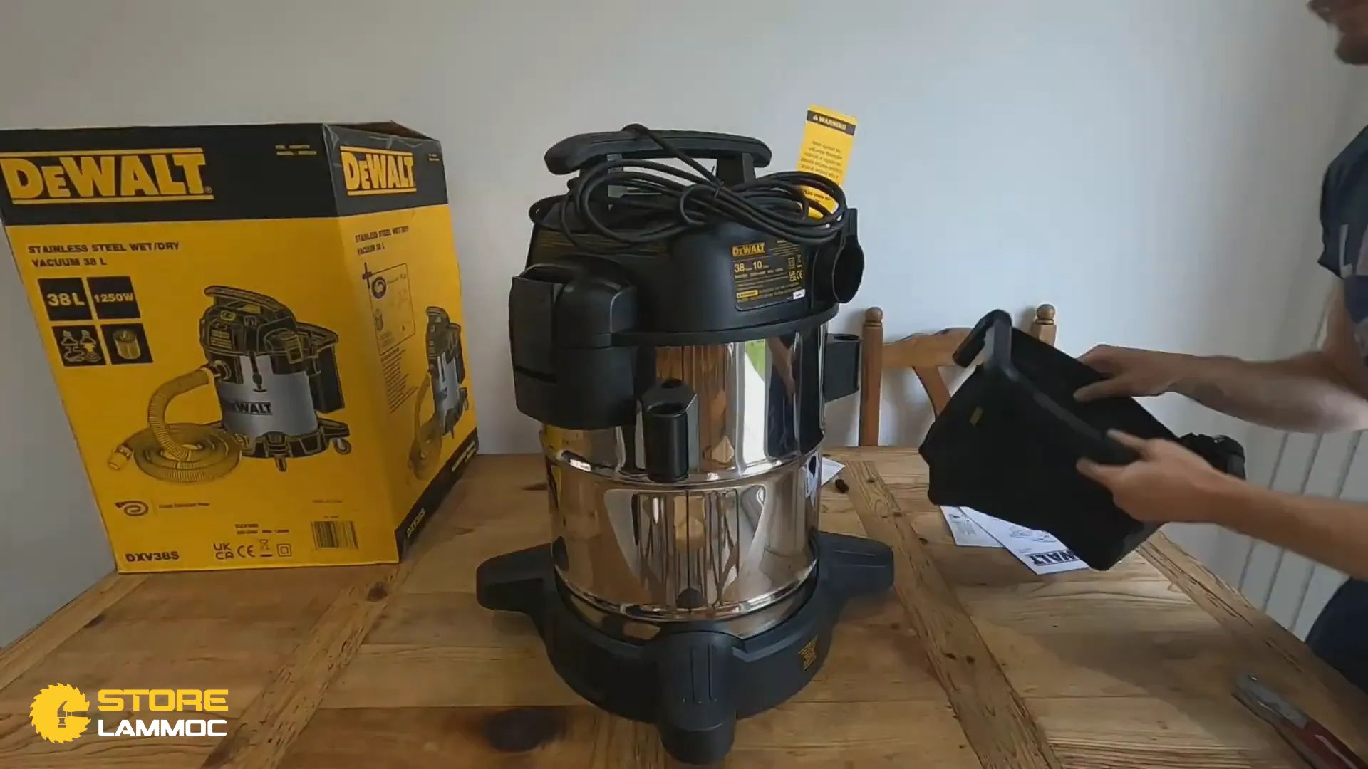 Mở hộp máy hút bụi công nghiệp Dewalt