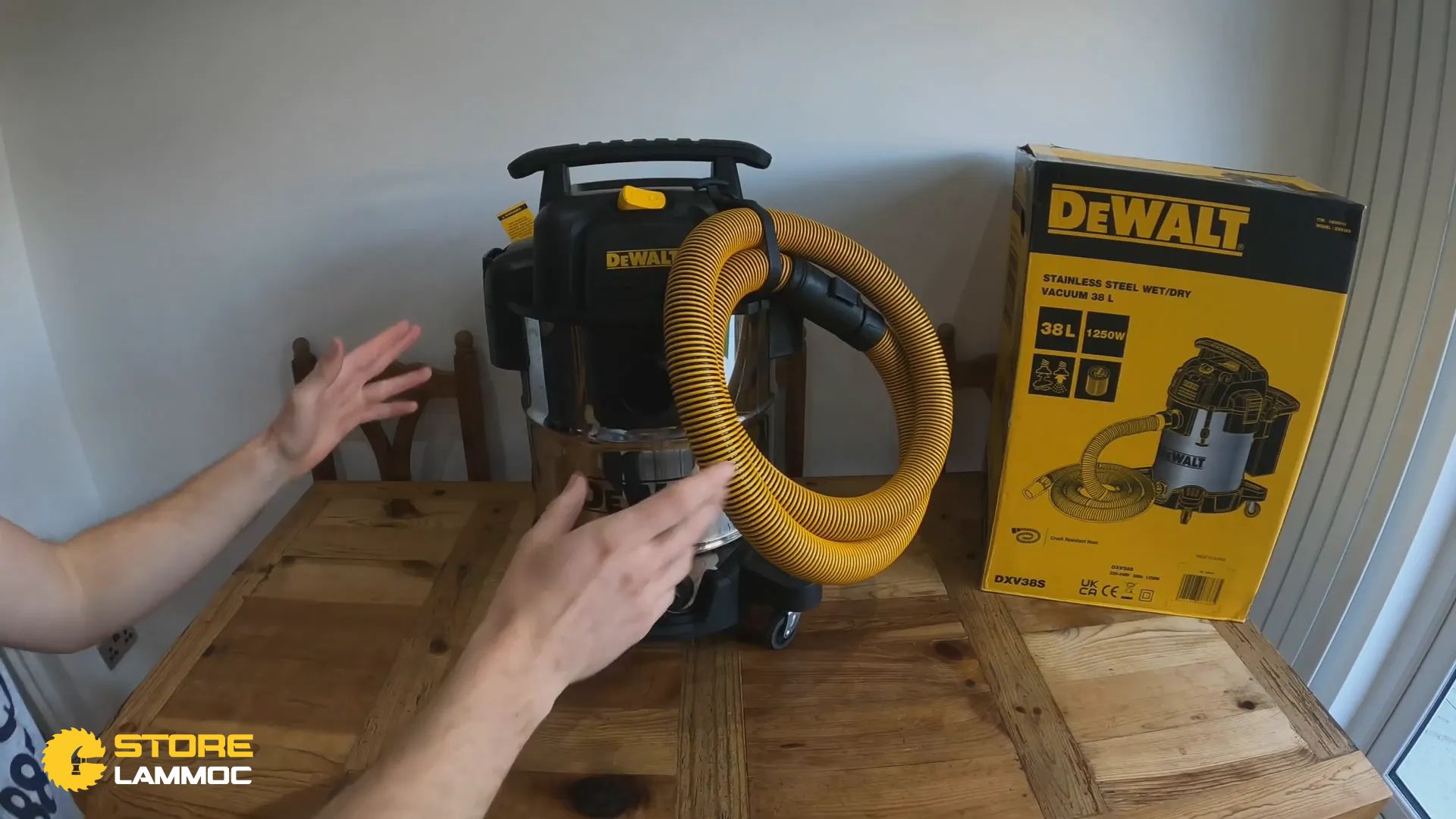 Người dùng máy hút bụi công nghiệp Dewalt