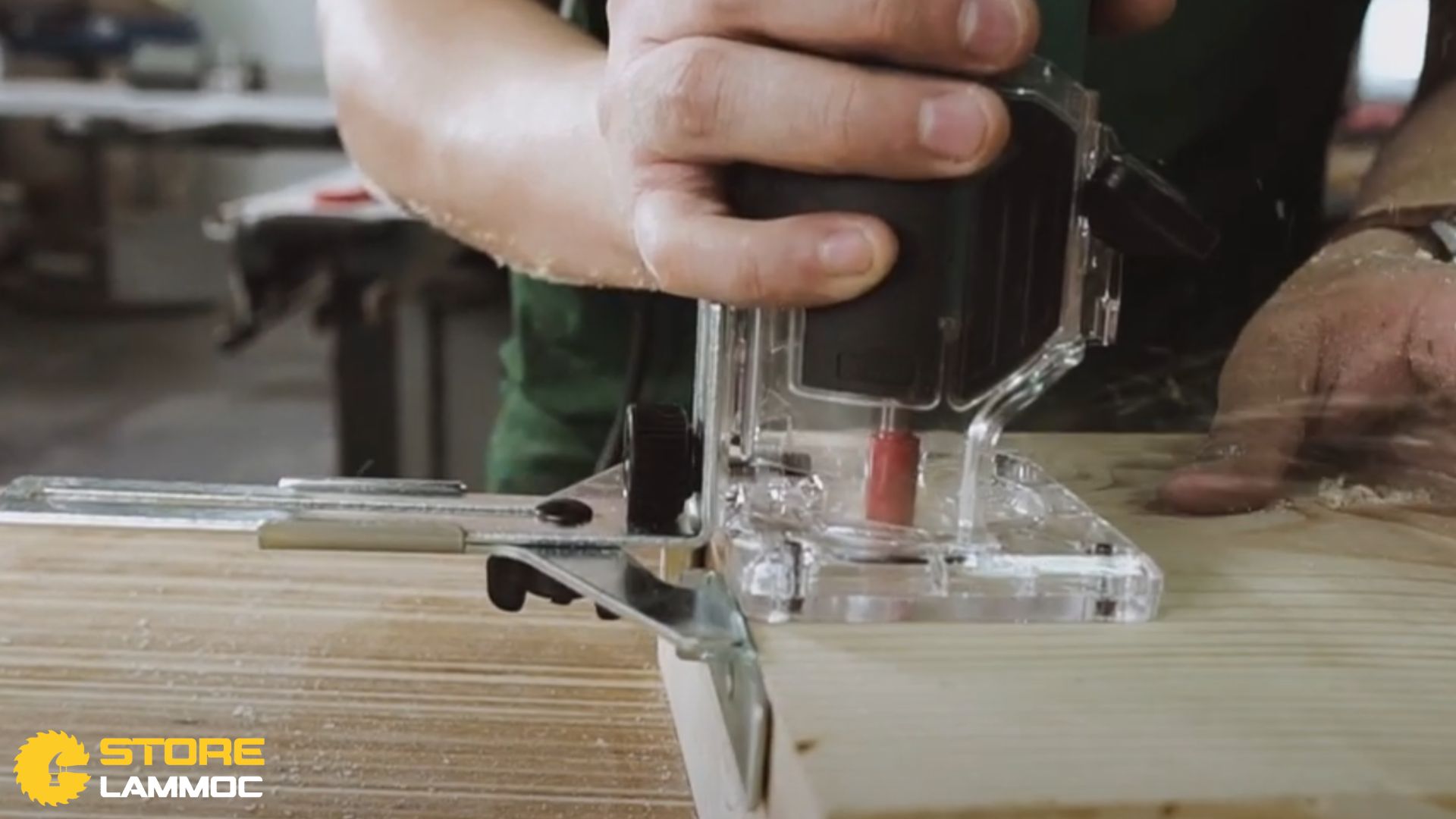 Phay từ từ và cẩn thận với mũi phay thẳng