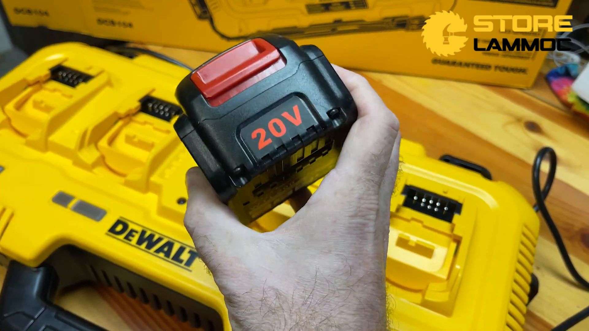 Tương thích với các dòng pin cùng chân pin DeWALT