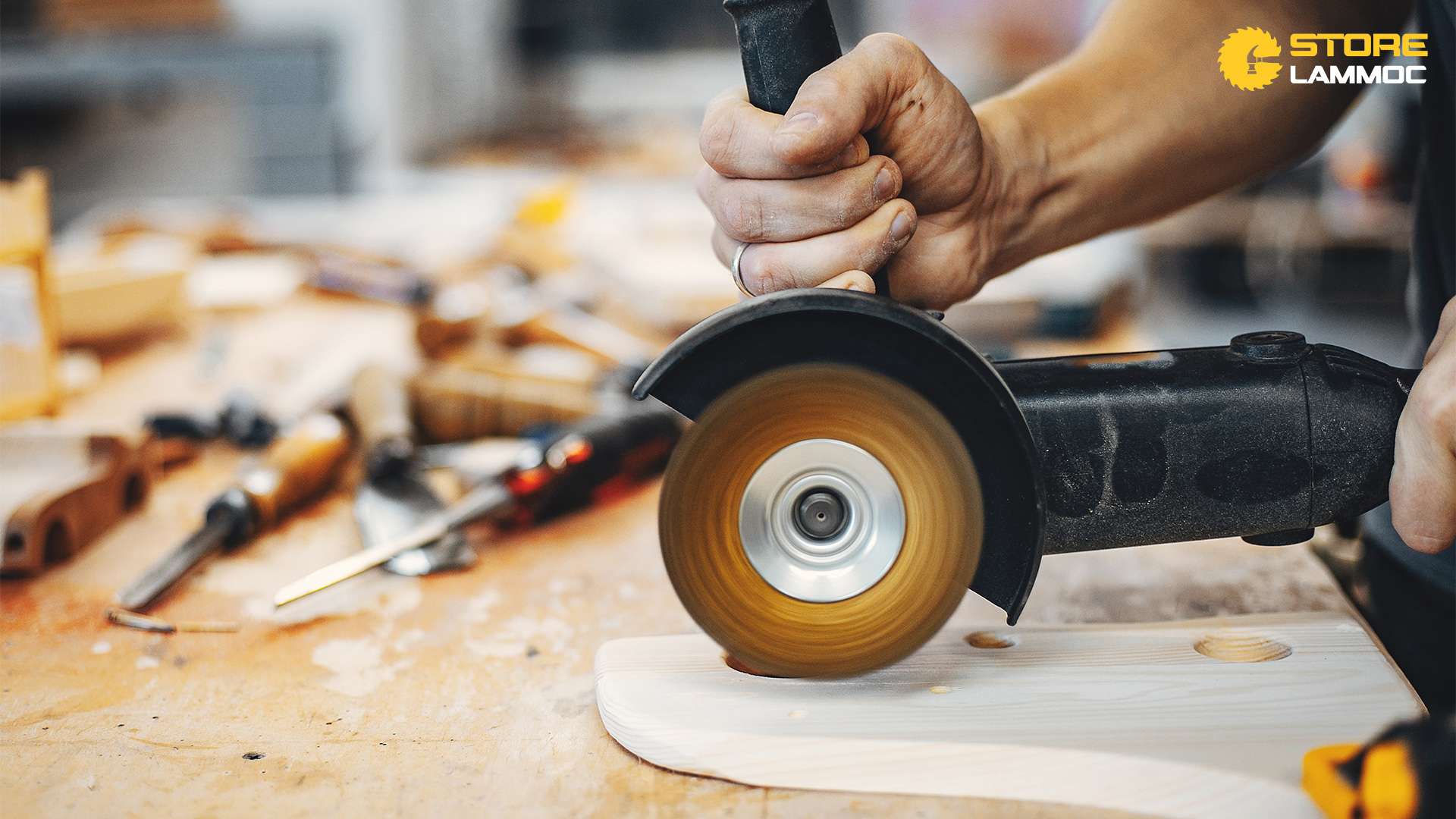 So sánh độ dễ sử dụng của các máy mài góc