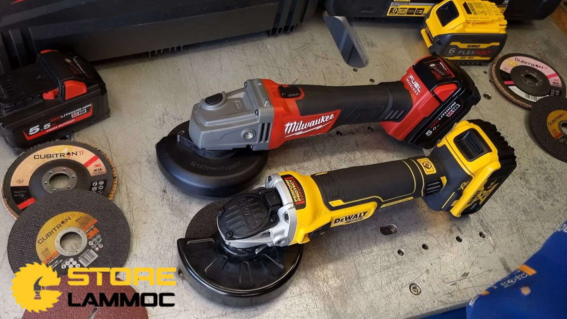 Thiết kế máy mài góc pin DEWALT DCG405 và Milwaukee M18 CAG 125