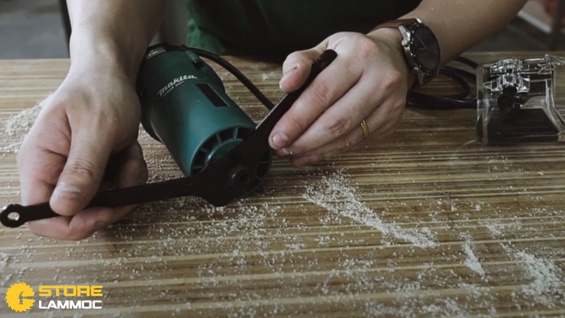 Sử dụng cờ lê để lắp mũi phay