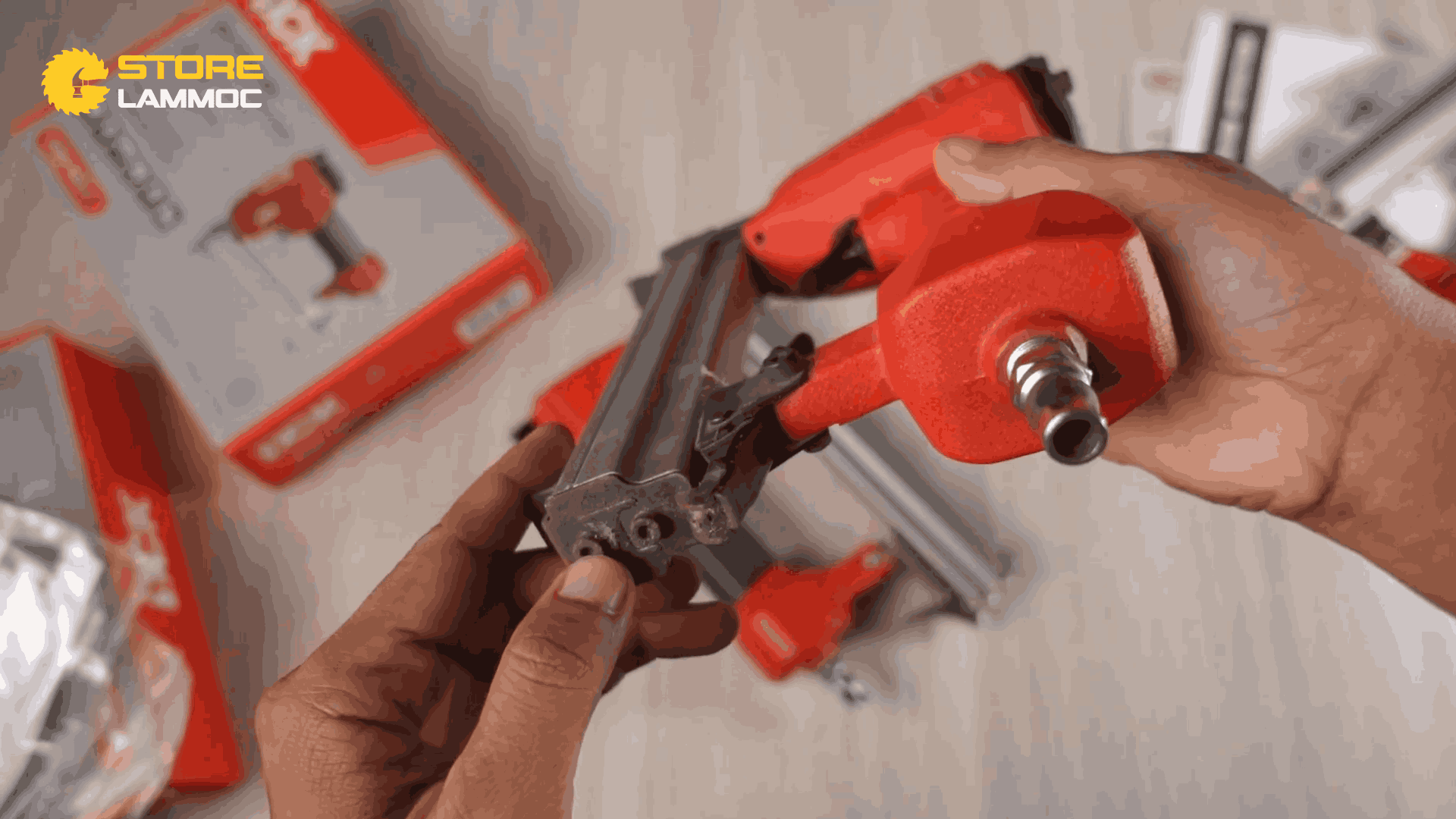 Bắn đinh hơi DCK