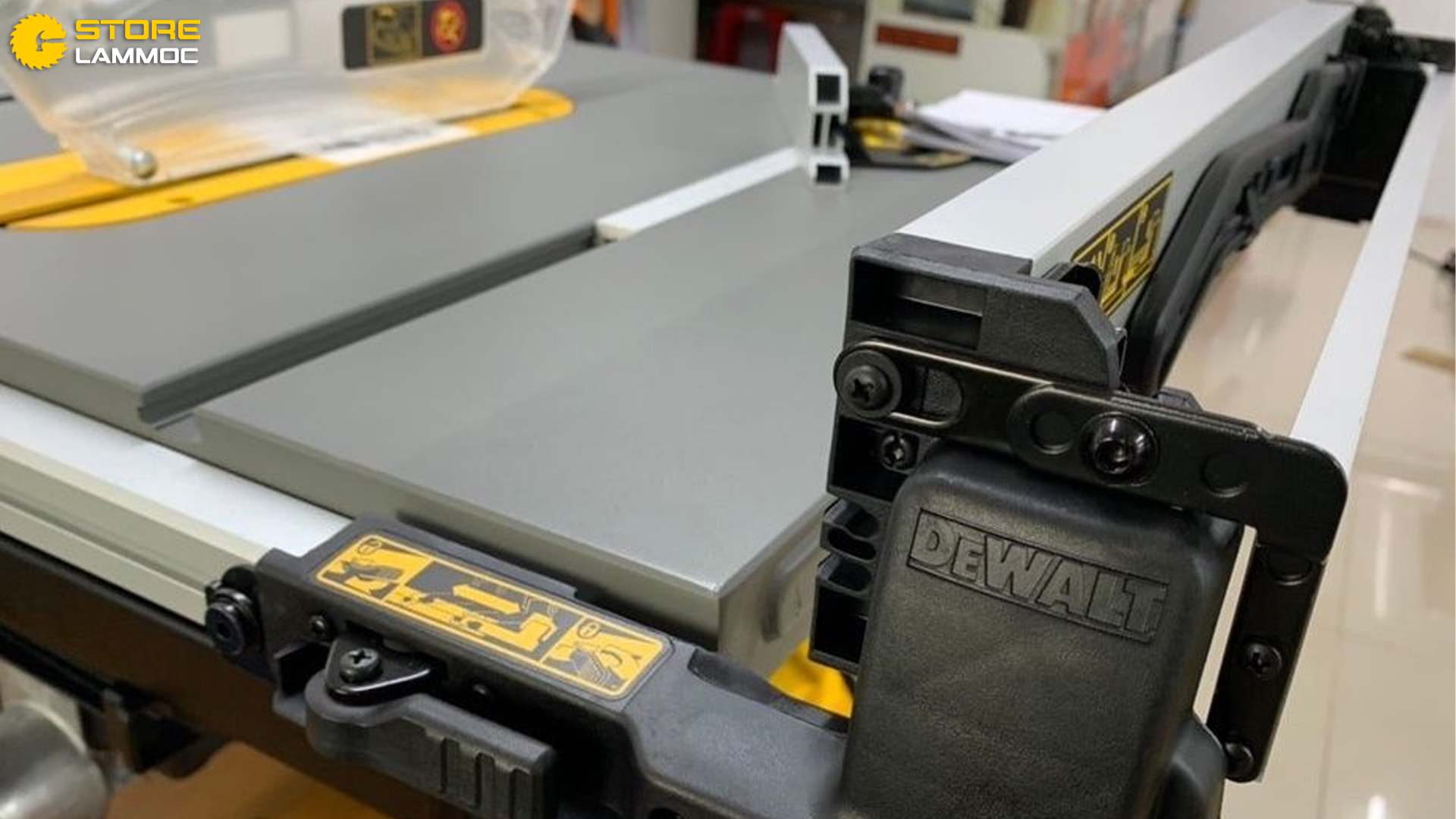 Thân máy cưa bàn Dewalt DWE7492