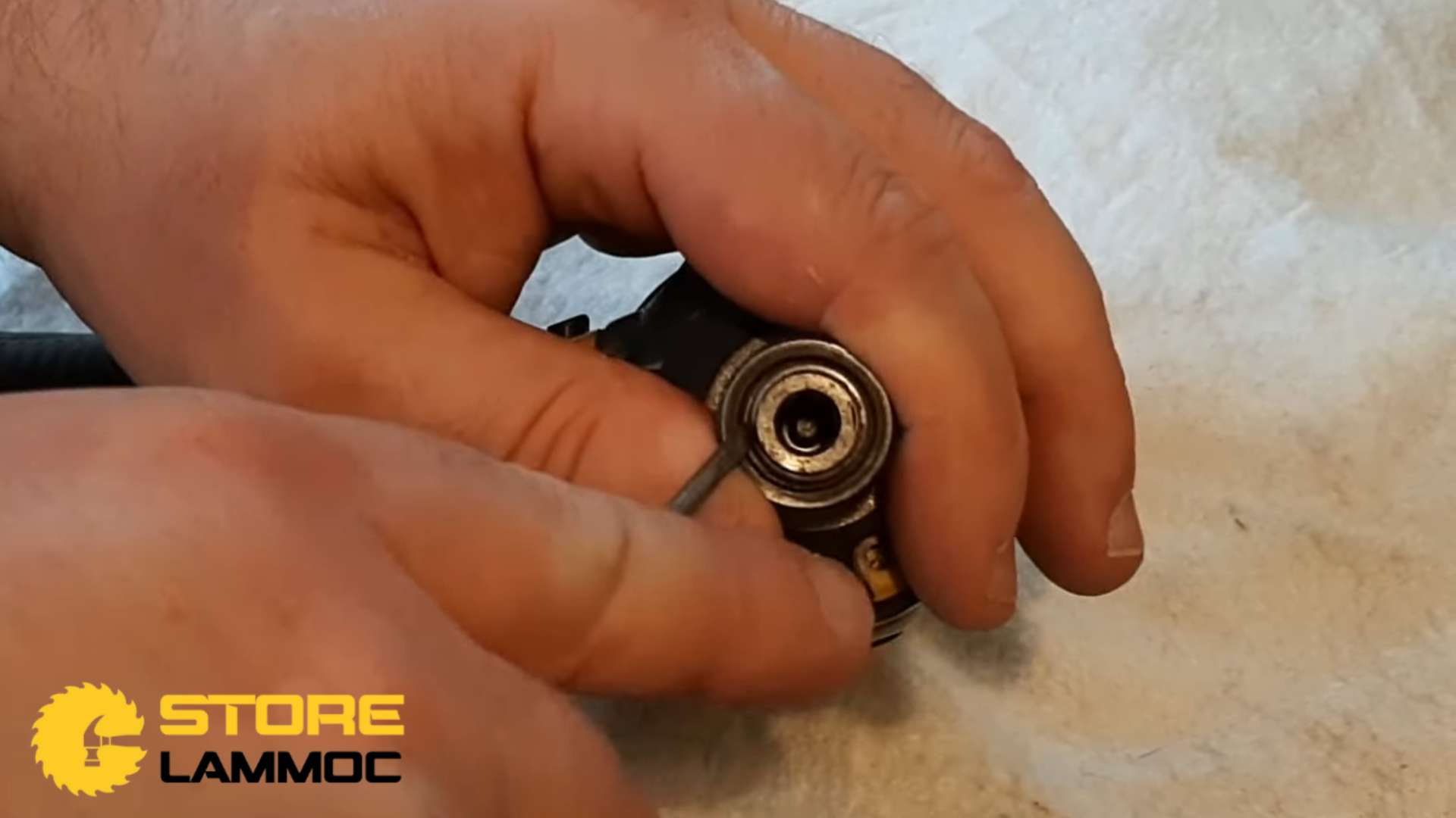 Tháo Vòng phe cài máy bắn vít Dewalt DCF887