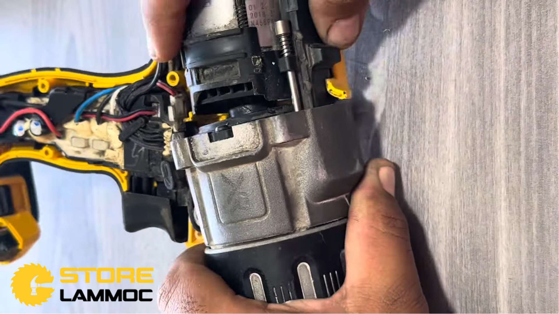 Kiểm tra và tháo rời máy khoan pin Dewalt DCD996