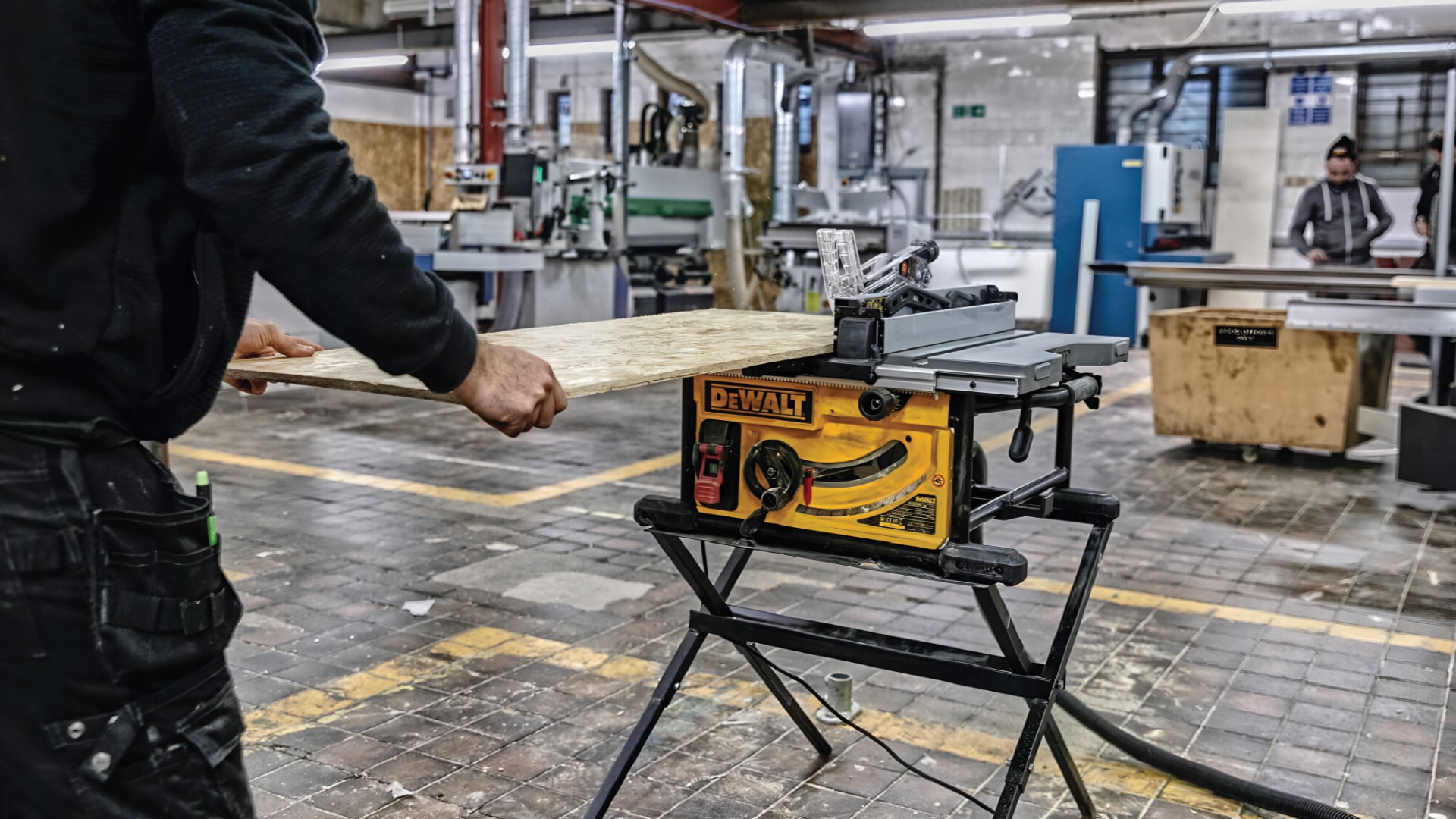 Thiết kế của máy cưa bàn Dewalt DWE7492-KR