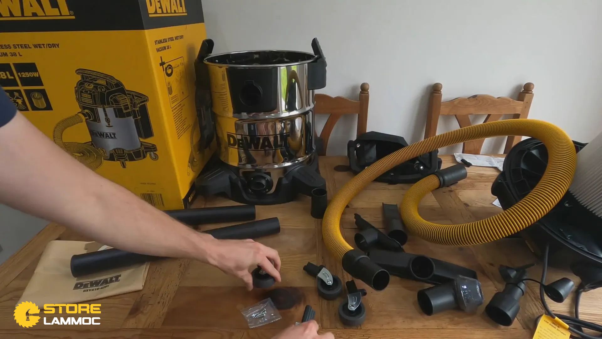 Thiết kế và phụ kiện đi kèm máy hút bụi Dewalt