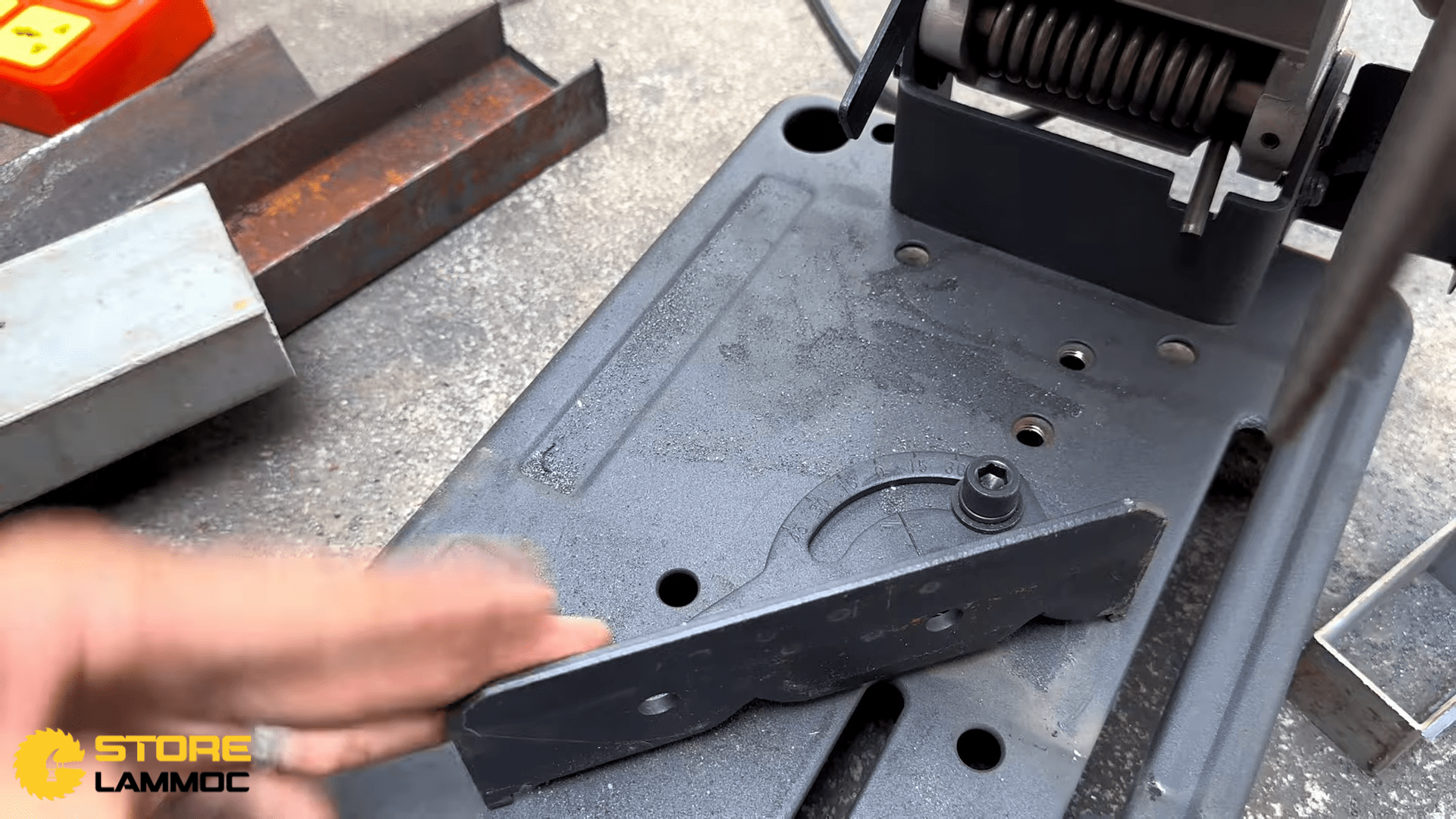 Thiết lập góc cắt của máy cắt sắt MAKITA M2401B