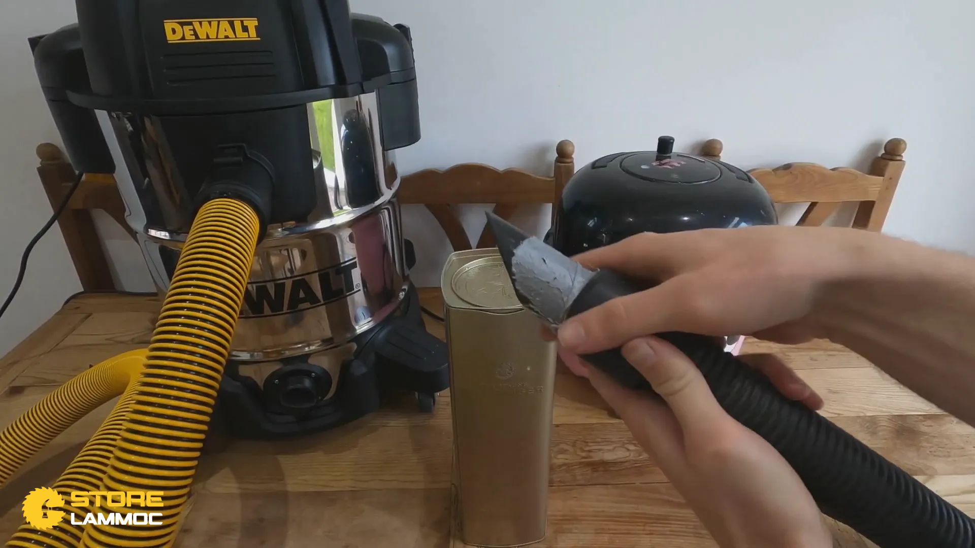 Thử nghiệm khả năng hút bụi của máy hút bụi Dewalt