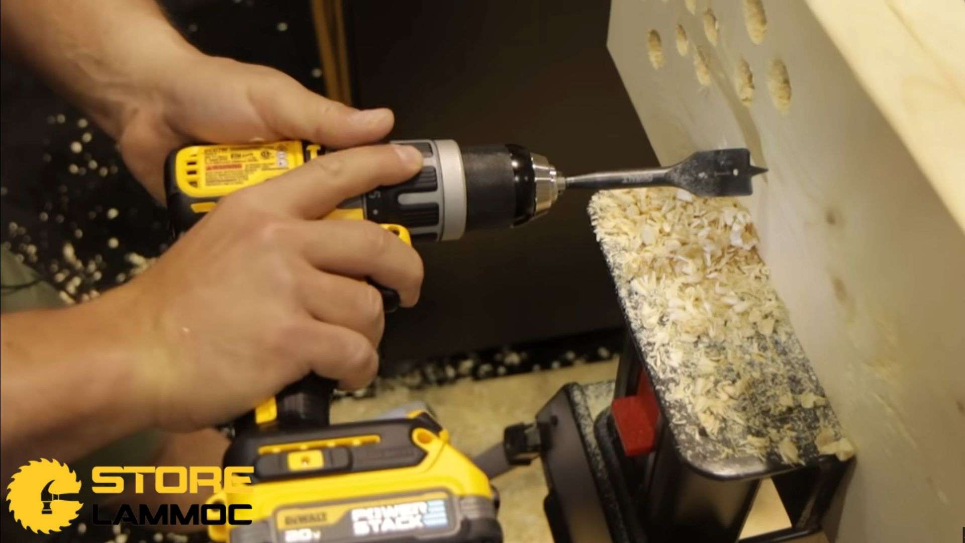 Thử nghiệm khoan với pin Powerstack DeWALT