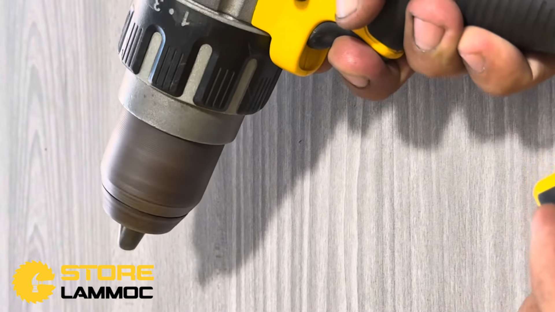 Thử nghiệm và hoàn thành lắp ráp máy khoan pin DeWALT DCD996