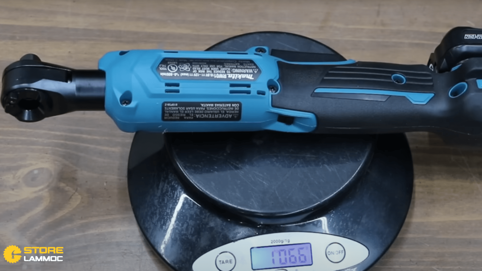 Trọng lượng của máy bắn bu lông Makita