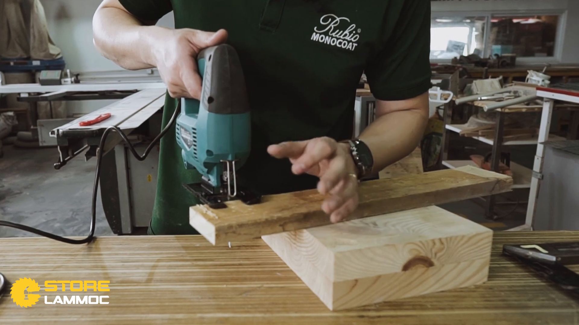 Tư thế cầm máy đúng