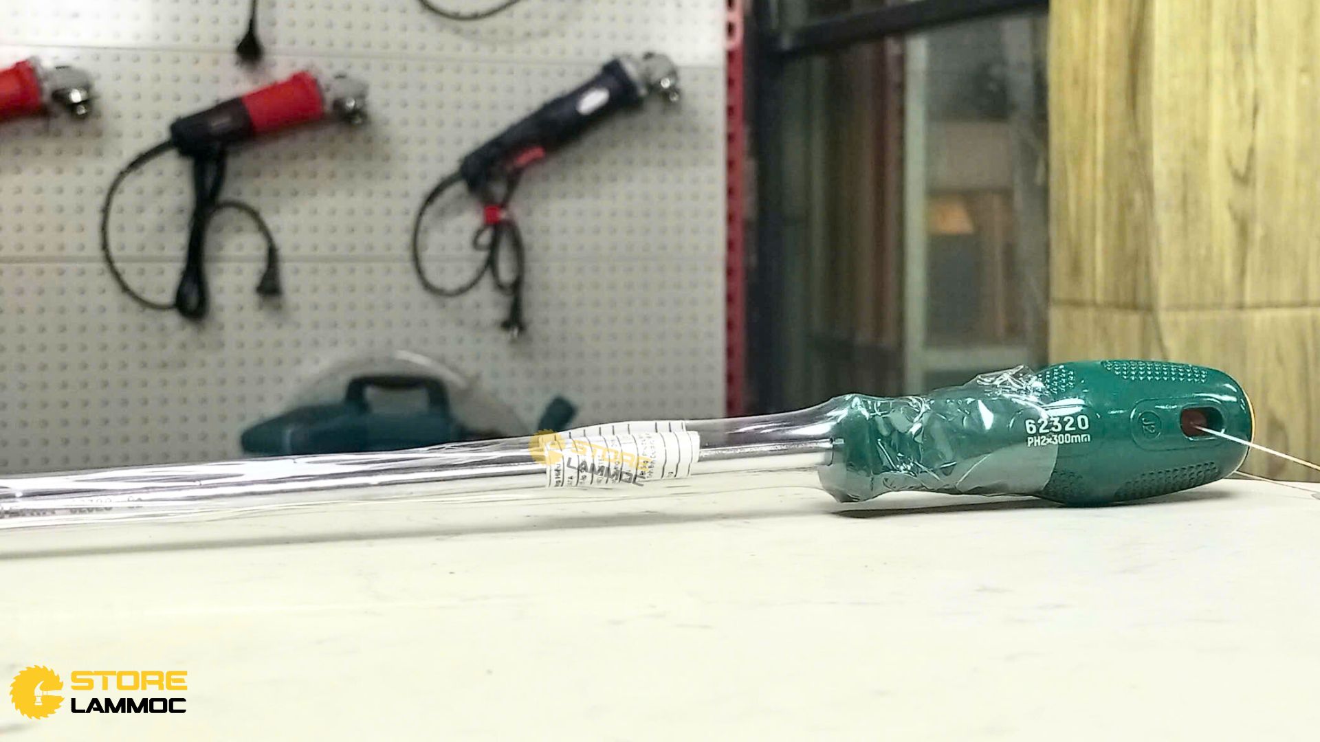 Tua vít đầu chữ thập 2x401mm Sata 62320 - 4