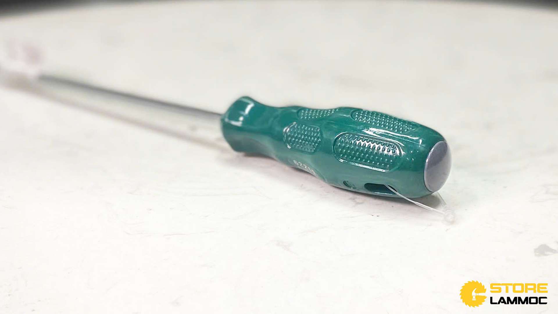 Tua vít đầu dẹp 5x390mm Sata 62219