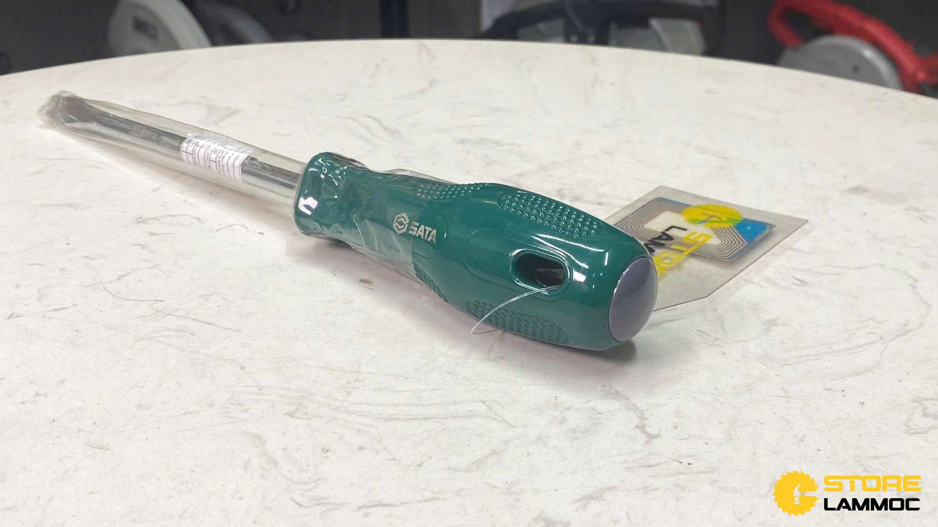 Tua vít đầu dẹp 8x150mm Sata 62216