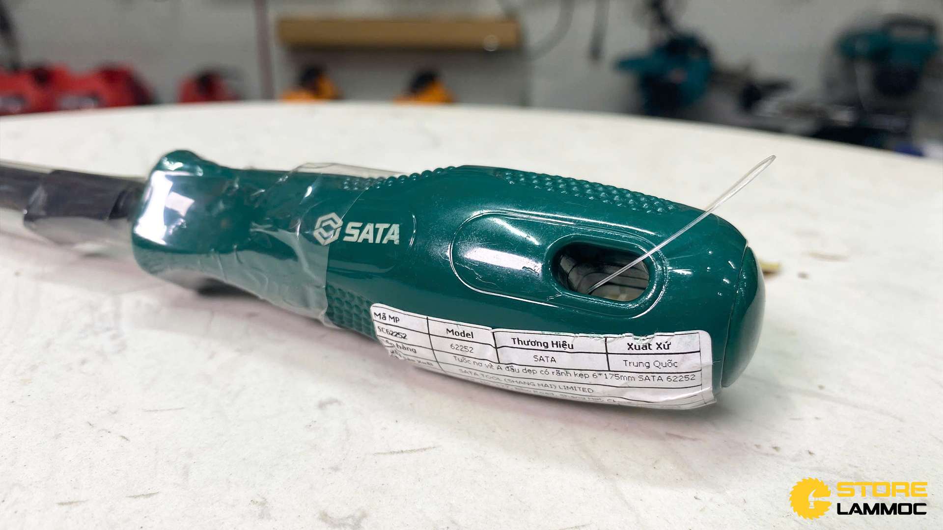 Tua vít đầu dẹp có rãnh kẹp 6x175mm Sata 62252