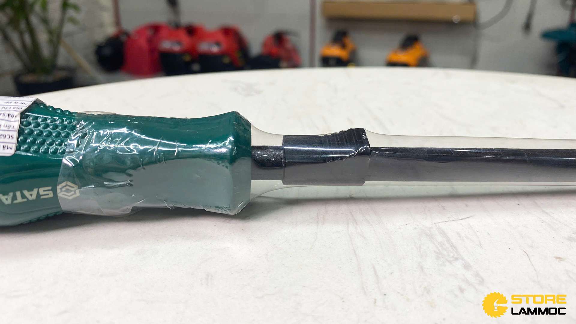 Tua vít đầu dẹp có rãnh kẹp 6x175mm Sata 62252