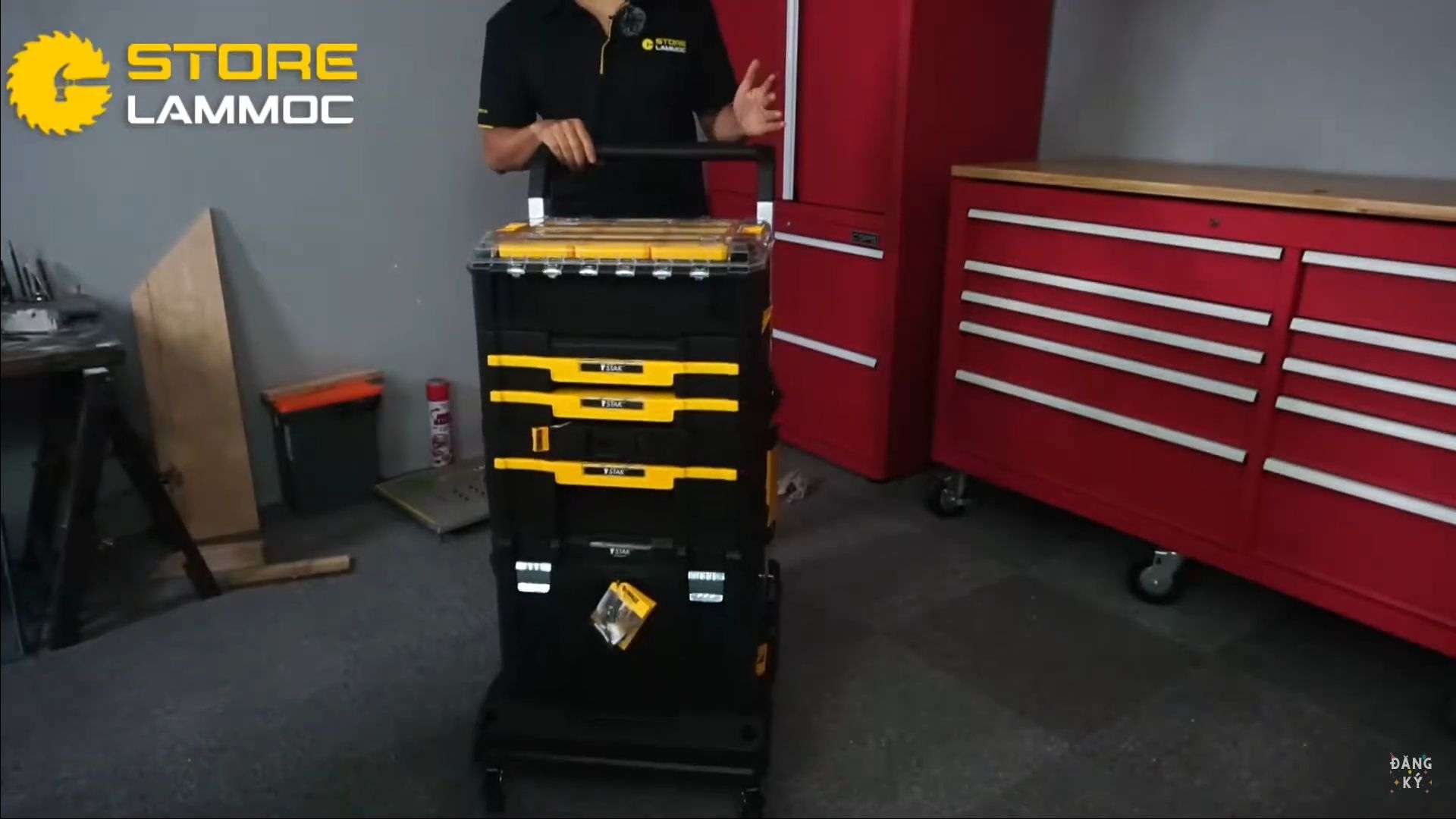 Xe kéo thùng đồ nghề có tay cầm Dewalt DWST17888