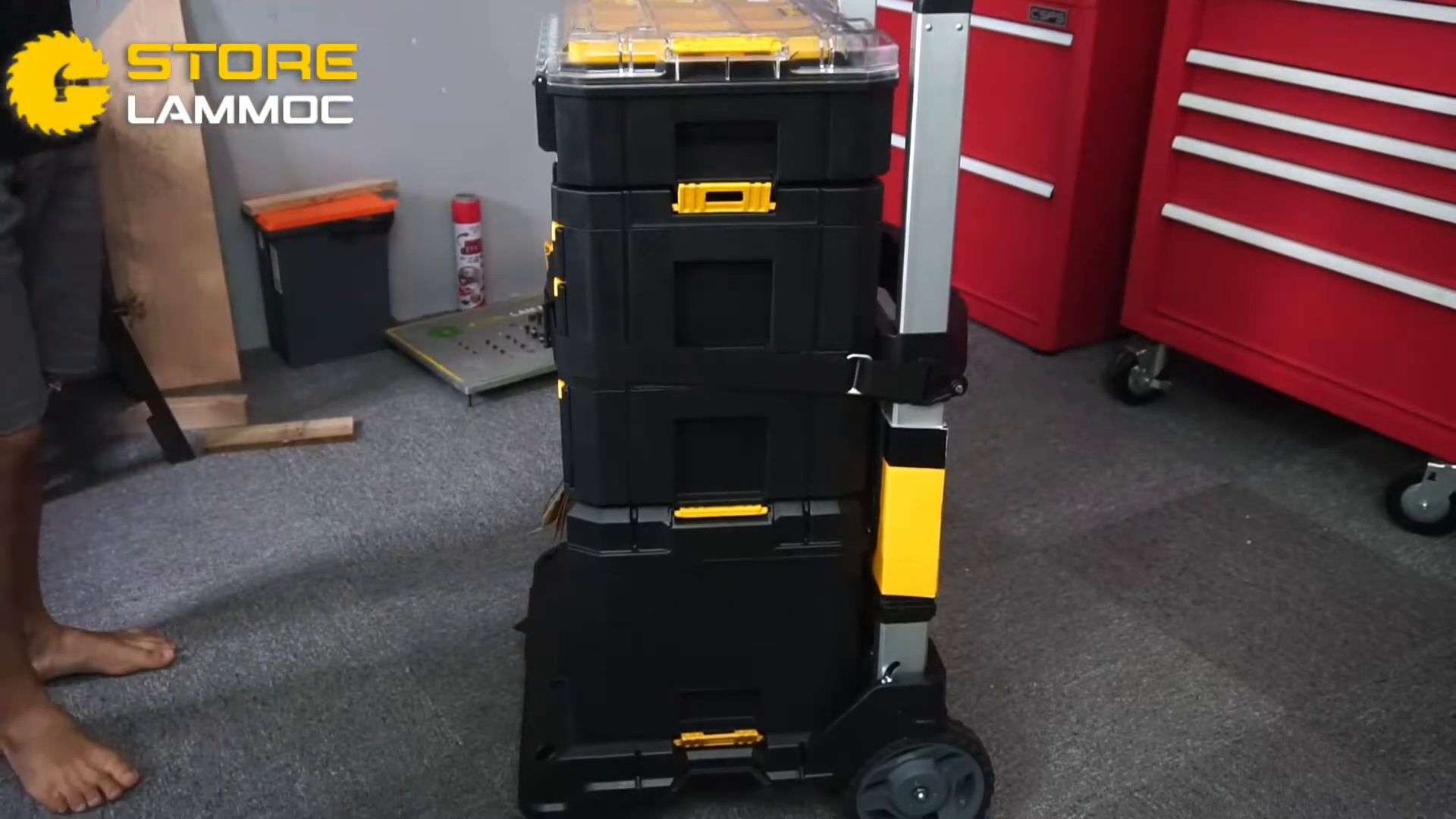 Xe kéo thùng đồ nghề có tay cầm Dewalt DWST17888