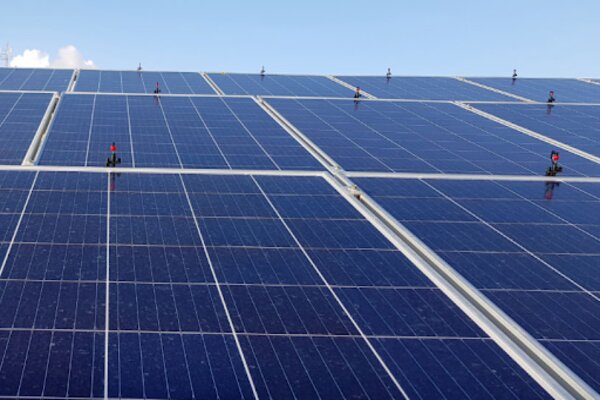 Hệ thống lọc rửa các tấm pin năng lượng mặt trời