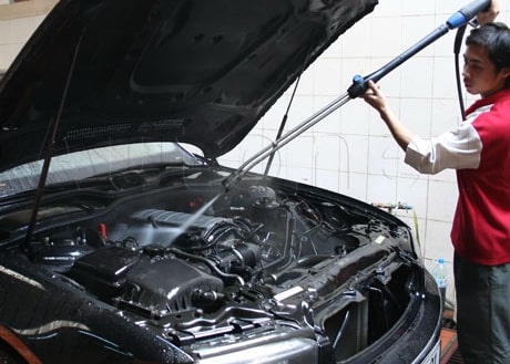 Sử dụng nước DI để làm sạch ô tô