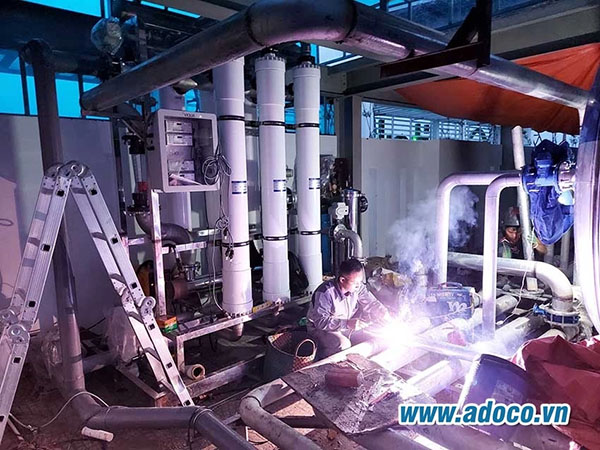 Kỹ thuật viên Adoco đang lắp đặt hệ thống lọc nước