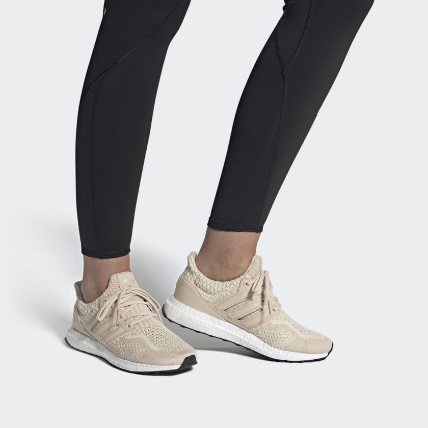ảnh chân Giày Adidas nữ Ultra boost DNA 5.0 FZ1851