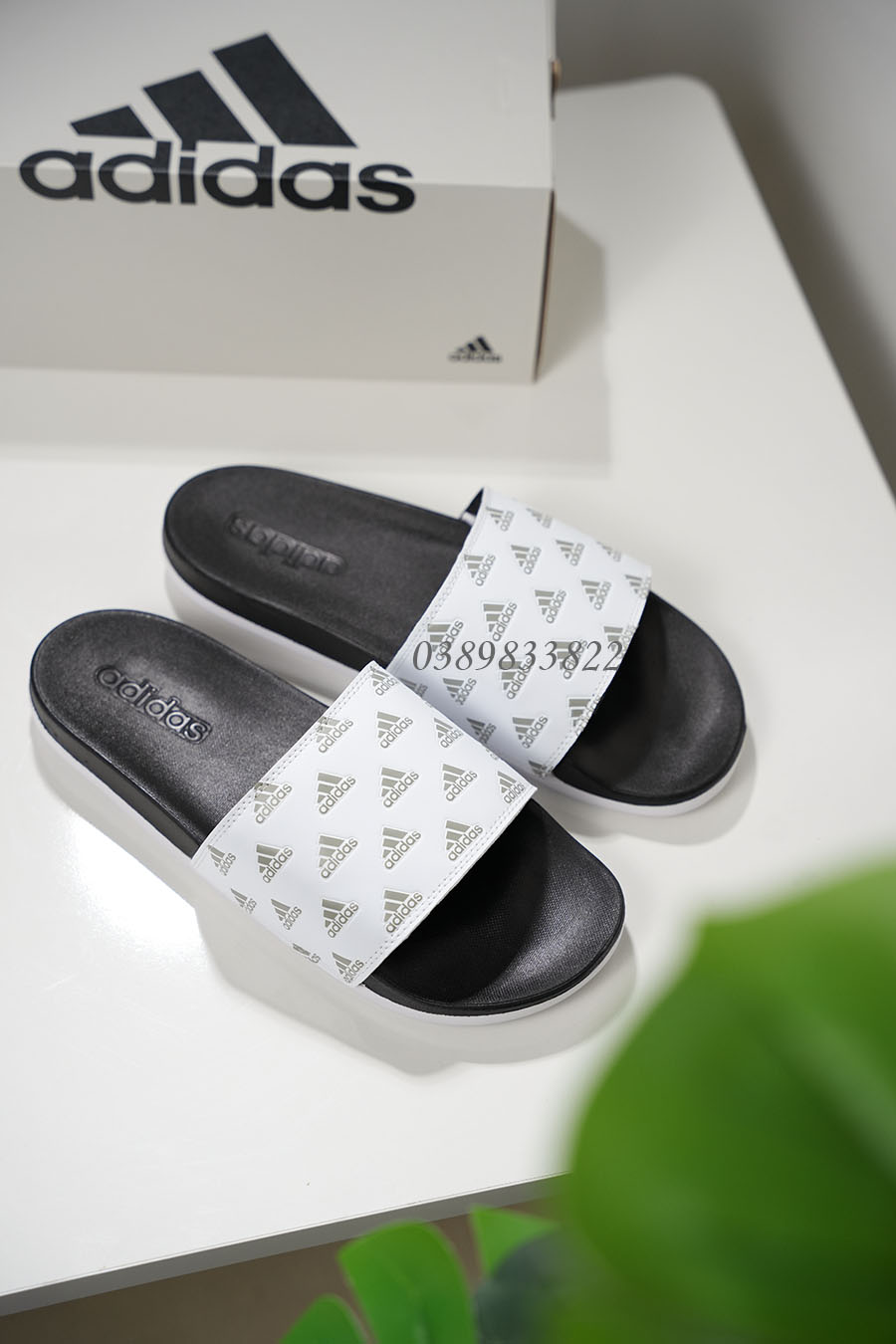 mặt trên Dép adidas chính hãng Adilette Comfort GV9737 Đen Trắng