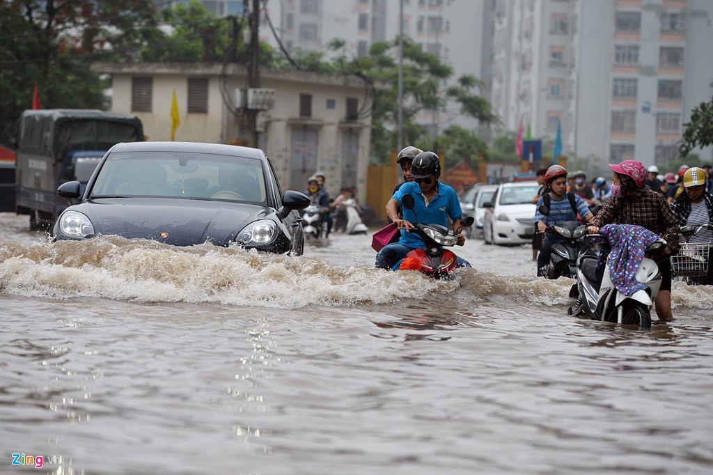 Đường Hà Nội ngập sâu, giao thông tê liệt sau mưa lớn