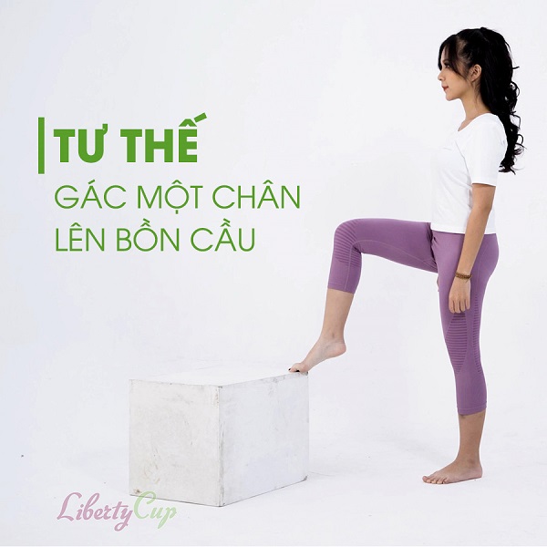 Gác chân lên bồn cầu để tạo độ mở cho cốc vào âm đạo