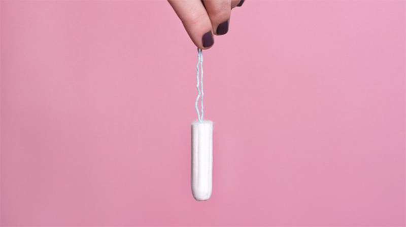 Băng vệ sinh tampon đặt trong âm đạo giúp thấm hút máu kinh và tạo cảm giác thoải mái, khô thoáng