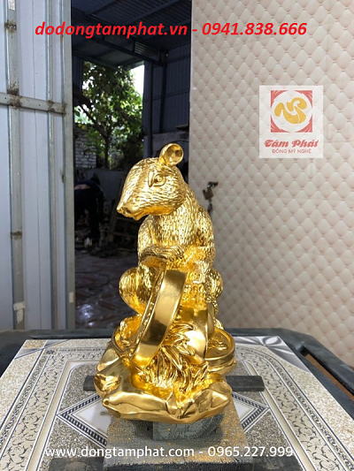 Linh vật chuột may mắn.