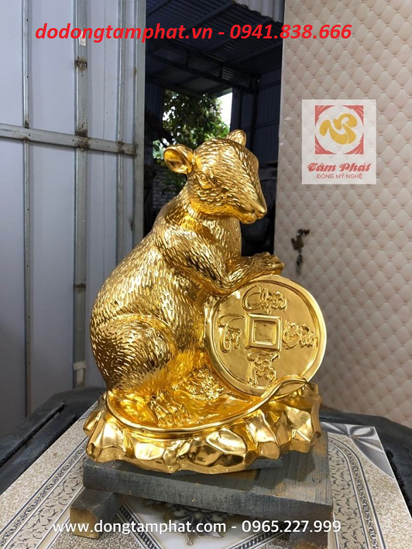 Tượng chuột sống động.